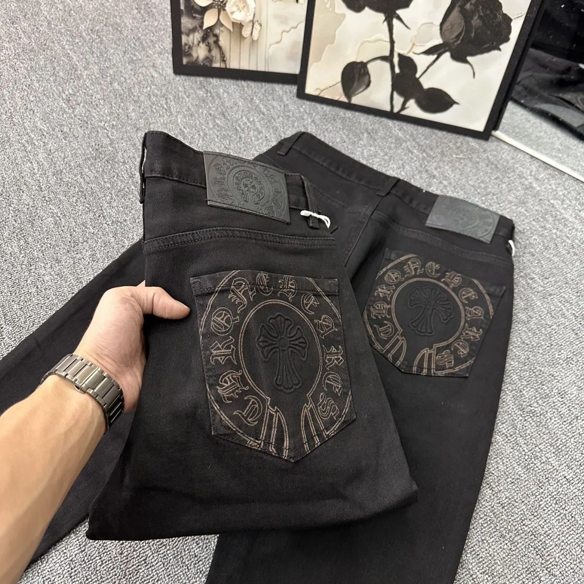 P176 Style No. Cc930 Chrome hearts Chrome hearts high street jeans Chrome hearts vibe style versatile jeans are the most popular high street style at the moment. Made of beaded canvas fabric, heavy washing makes the upper body of the fabric more textured. The pants are tall and straight! The three-dimensional cutting of the whole trousers is a masterpiece! The beaded canvas fabric is thick and soft after washing. It has good breathability. Customized small leather label. Unique design. The details are in place, simple and elegant, and the workmanship is exquisite. The entire trousers are neatly routed and the details are in place! It’s so cool. It’s a genderless trend that both men and women can easily control. Color: Picture color. Sizes M-XXL